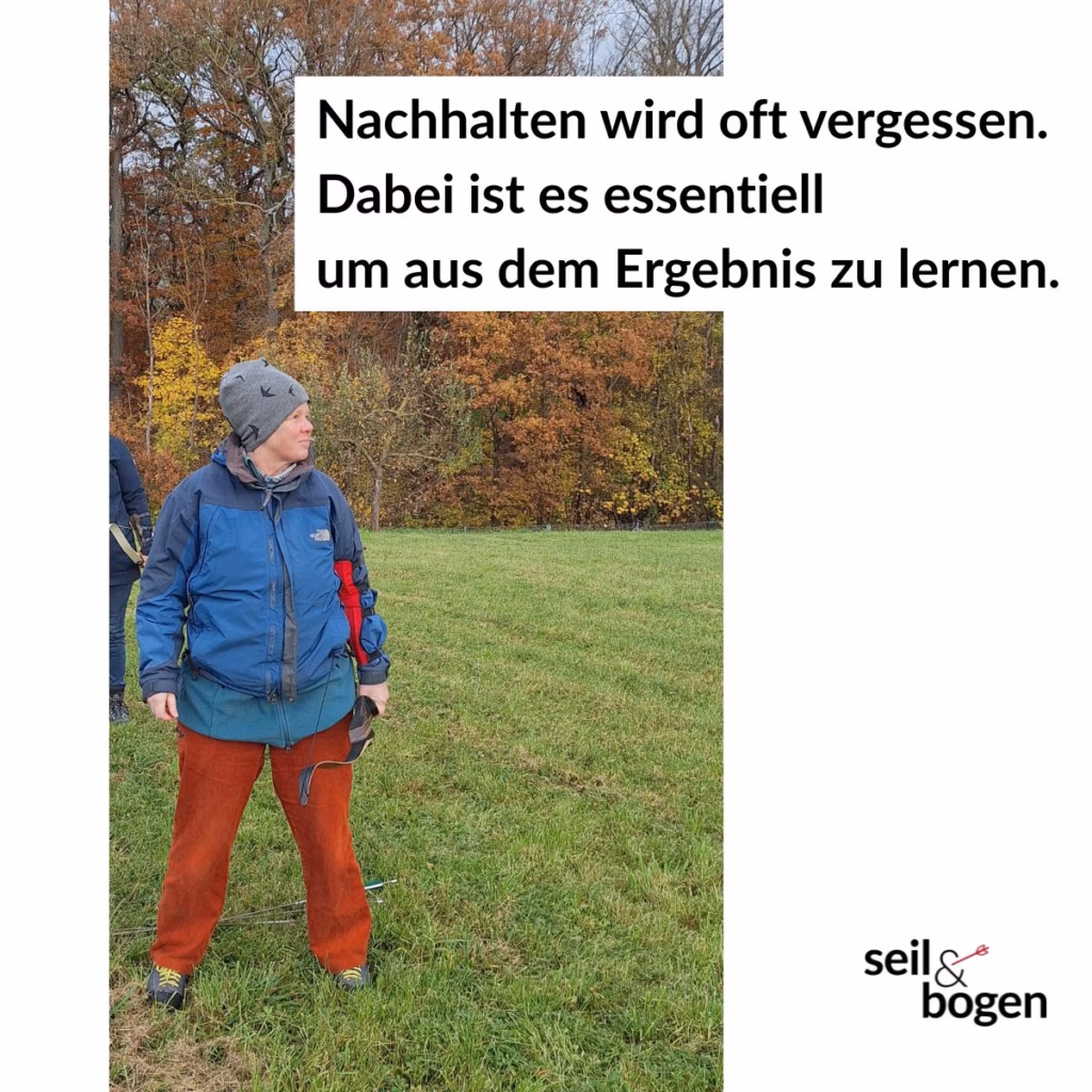 eine Frau mit einem Bogen auf einer Wiese. Der Bogen ist gesenkt, die Frau schaut dem Pfeil nach. Im Bild der Text "Nachhalten wird oft vergessen. Dabei ist es essentiell, um aus dem Ergebnis zu lernen.