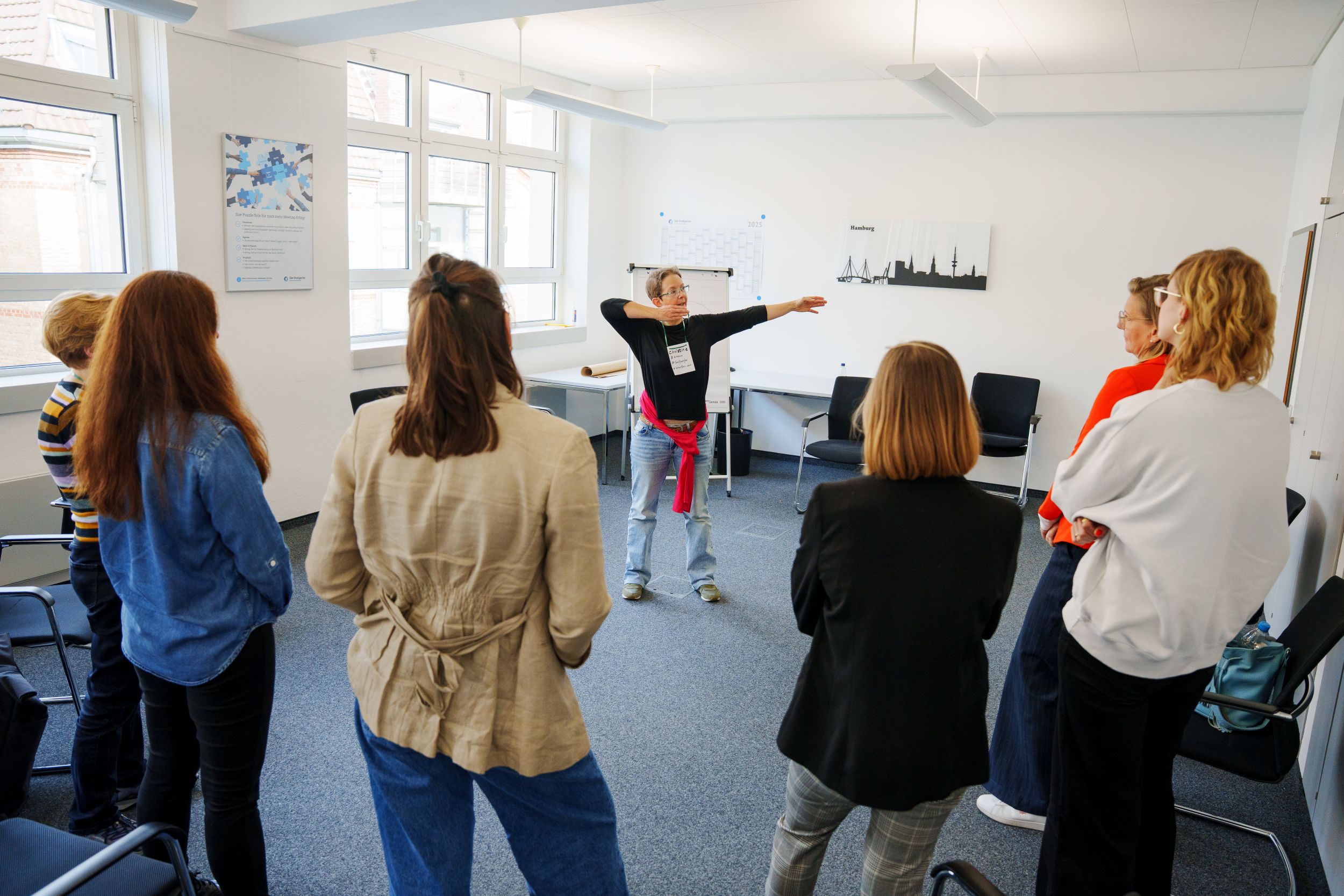 presse - christine-volk-uhlmann-workshop1 Christine Volk-Uhlmann demonstriert den Schussablauf beim intuitiven Bogenschießen in einem Workshop.